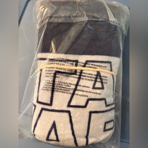 Star Wars Classic
C-3PO R2-D2
Pottery Barn Kids Hooded Beach Wrap
New 30x50 in. - Picture 2 of 4